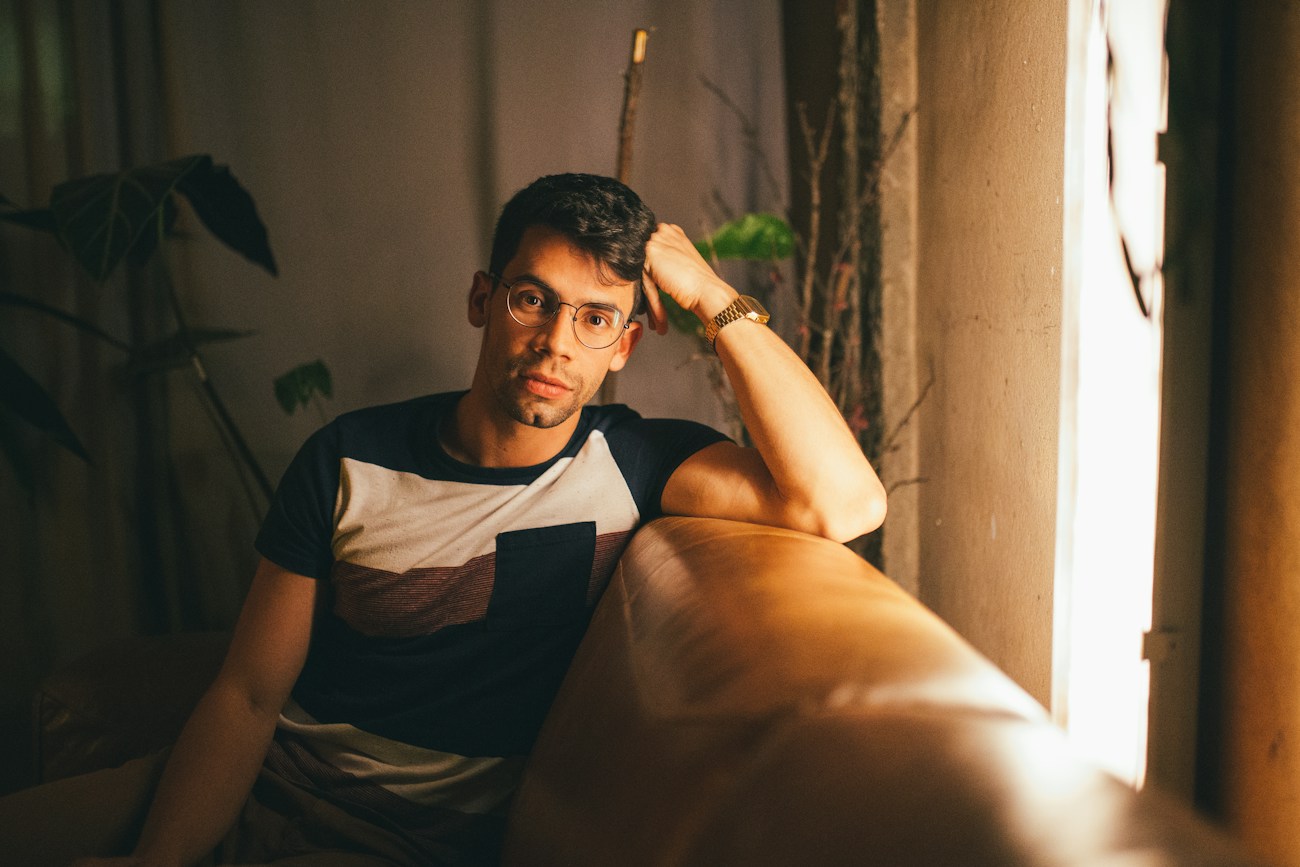 Homem adulto em reflexão