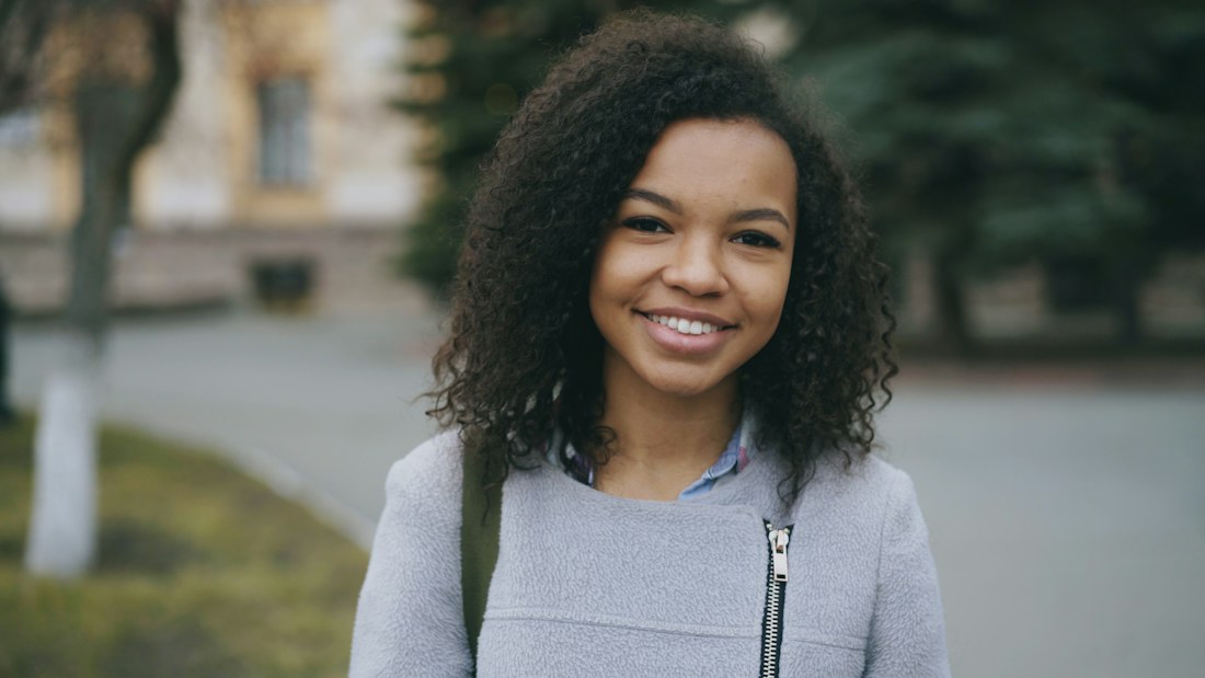 Jovem estudante em ambiente urbano