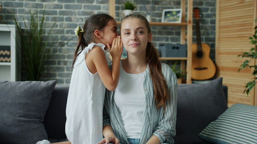 Mãe e filha conversando