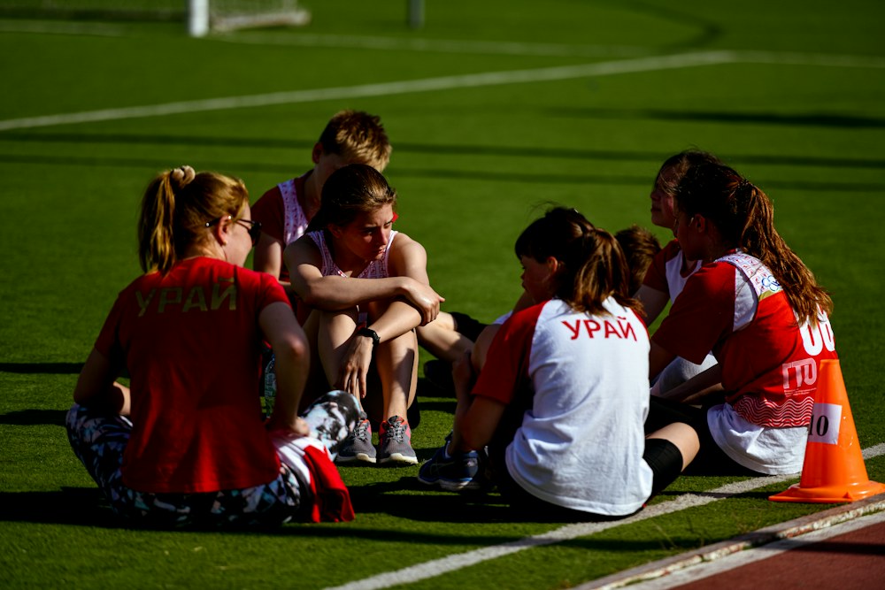 Atletas no campo